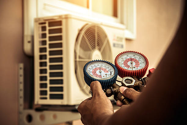 Professional Ac Installation technician working in Farmland, IN